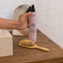 teknia-frizz-control-protector-300-ml-lakme.jpg