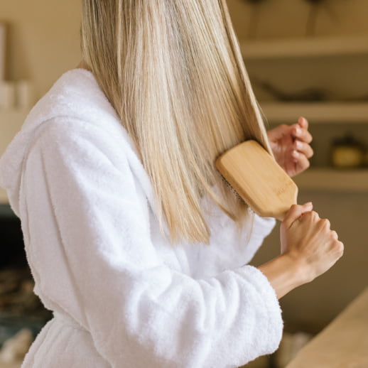 mujer de pelo rubio pein&aacute;ndose