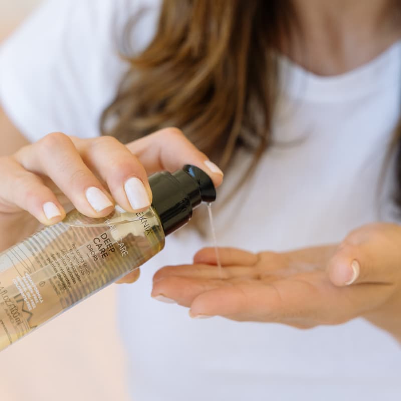 mujer aplic&aacute;ndose el s&eacute;rum de Teknia Deep Care