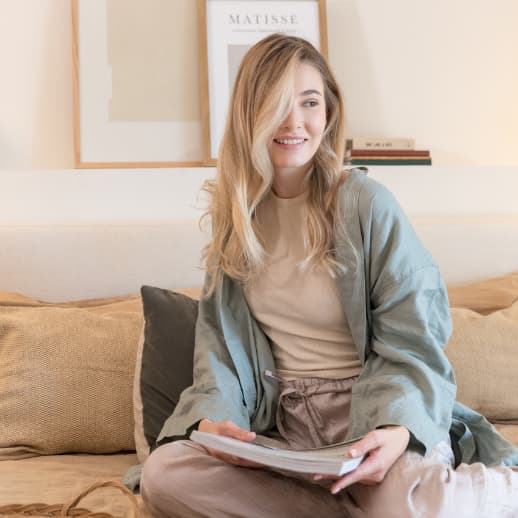 mujer de pelo rubio sonriendo