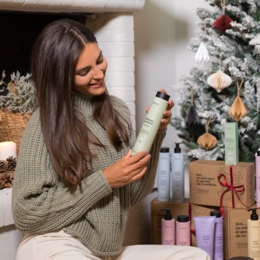 mujer sosteniendo el champ&uacute; Teknia Organic Balance