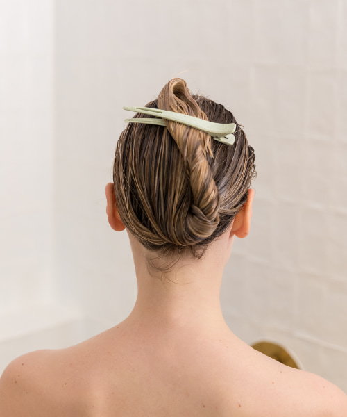 mujer de espaldas con el cabello recogido