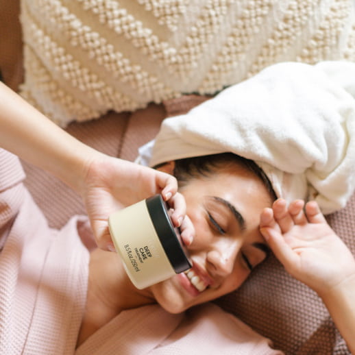 mujer tumbada en la cama con la mascarilla Teknia Deep Care