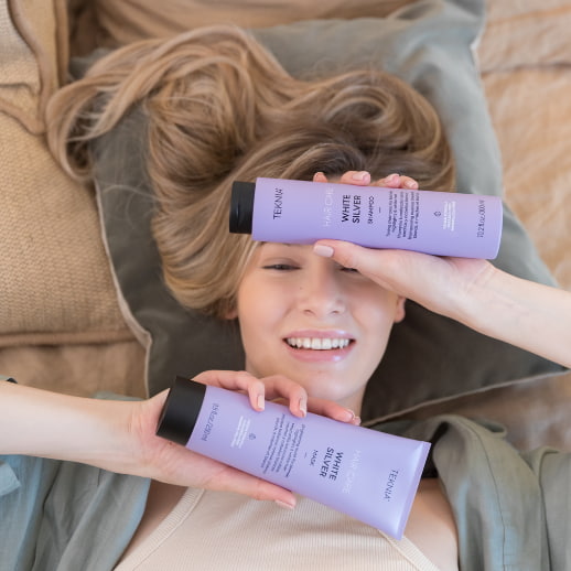 mujer sosteniendo gama de productos Teknia White Silver