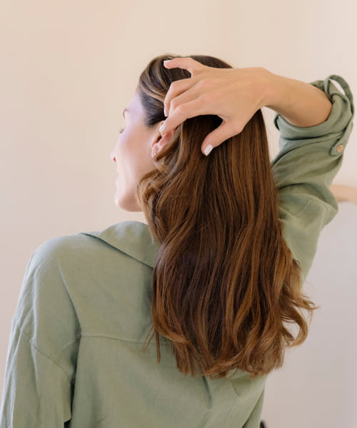 mujer acarici&aacute;ndose el pelo
