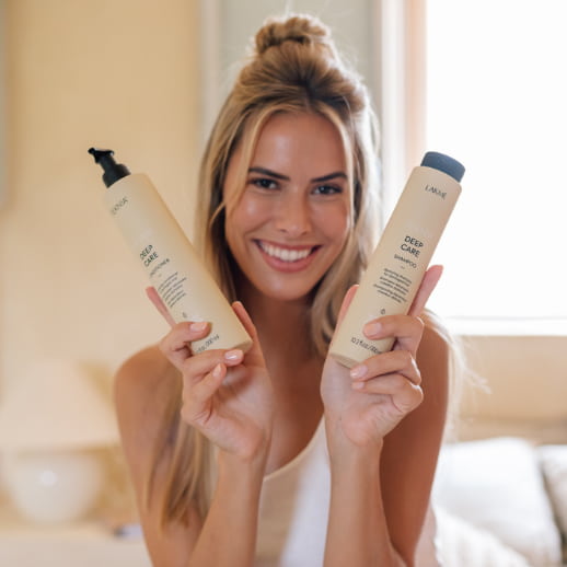 mujer sonriendo con los productos Teknia Deep Care