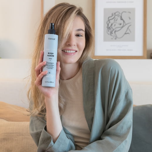 mujer sujetando el sprat de volumen Teknia Body Maker