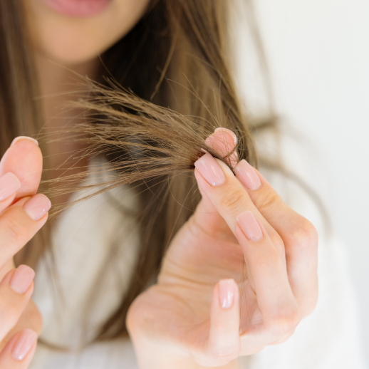 mujer mirando sus puntas abiertas