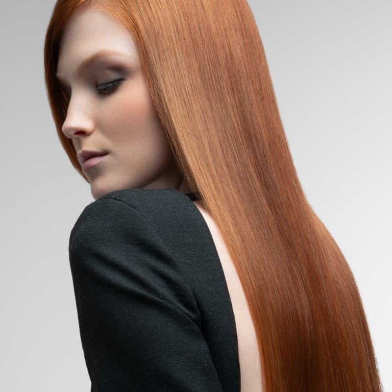 mujer pelirroja mirando hacia abajo