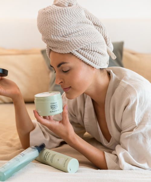 mujer oliendo la mascarilla Teknia Organic Balance