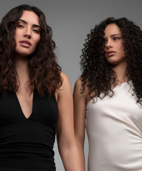 dos mujeres con el pelo rizado y ondulado