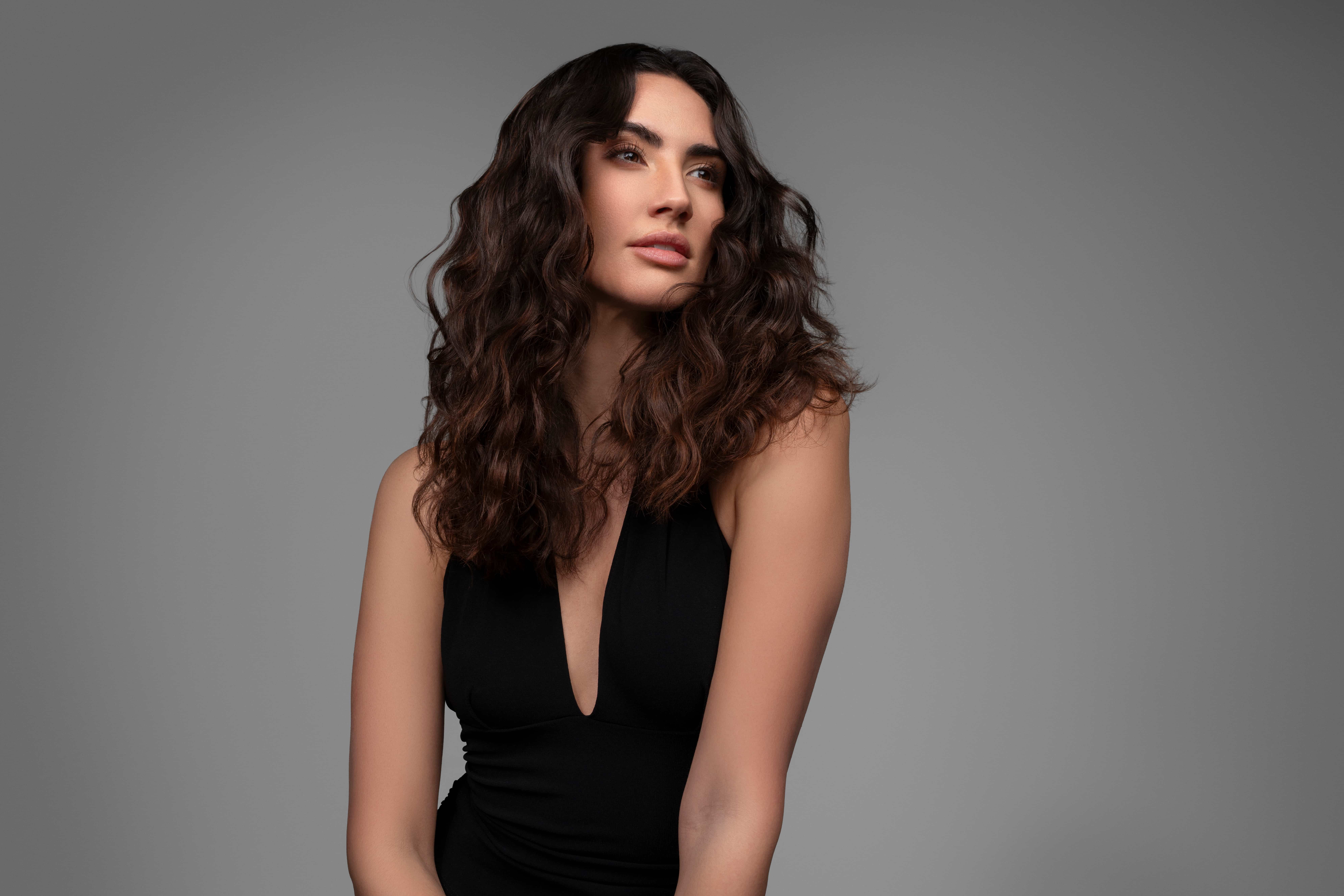 mujer con el pelo ondulado