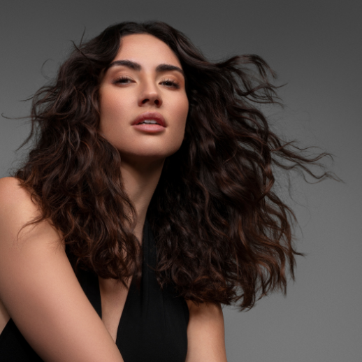 mujer con el cabello ondulado