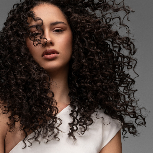 mujer con el cabello rizado