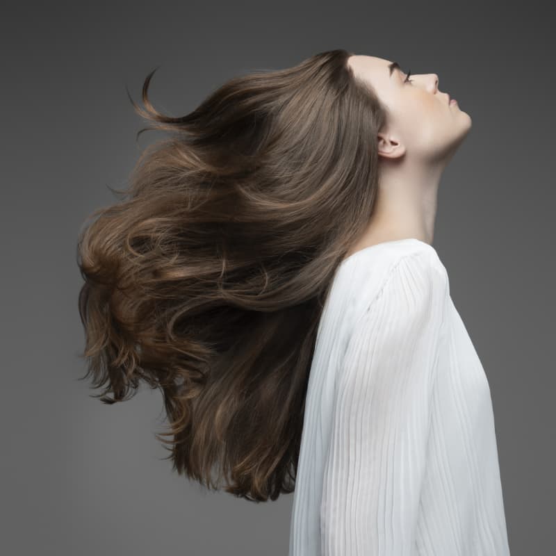 mujer luciendo melena de color casta&ntilde;o